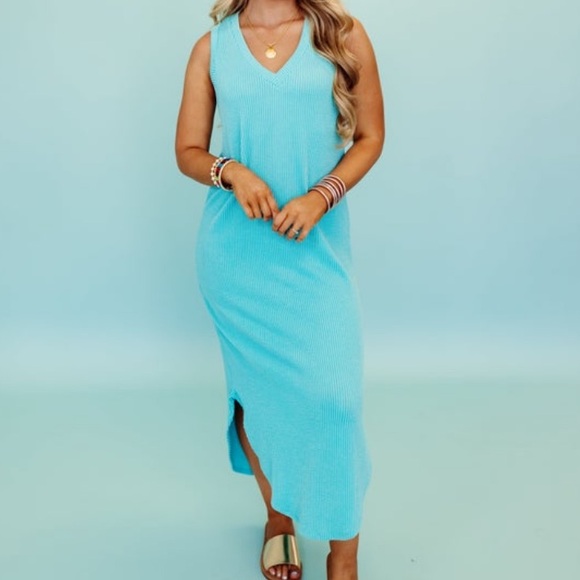 entro Dresses & Skirts - Sky Vneck MIDI dress